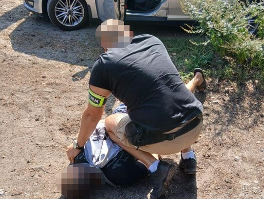 Policjanci weszli do magazynu. Znaleźli 4 kg narkotyków i ponad 300 tysięcy w gotówce [ZDJĘCIA]