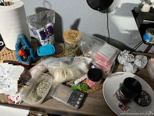 Policjanci weszli do mieszkania dilera. Miał dużo różnych narkotyków, wagę i zapas woreczków strunowych