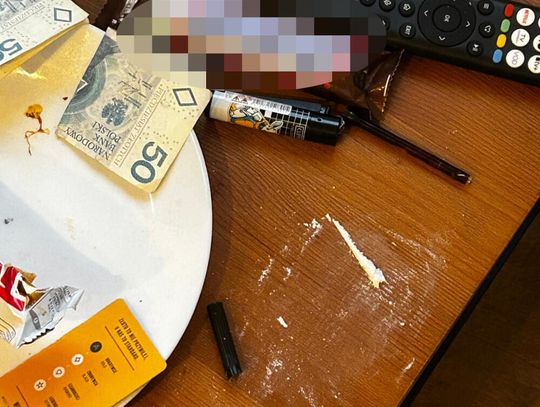 Policjanci weszli do mieszkania w środku imprezy. 22-latek przyznał, że częstował ludzi narkotykami