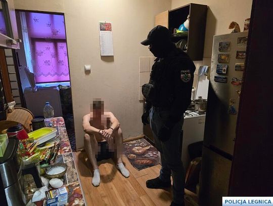 Policjanci weszli pod kilka adresów. Znaleźli narkotyki, broń i linię produkcyjną metamfetaminy