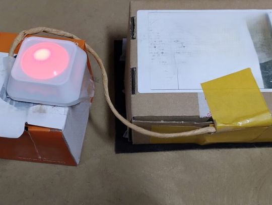 Policjanci wezwani do tajemniczej paczki w sklepie. Okazało się, że... to praca domowa nastolatków