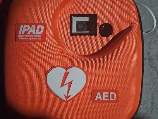 Policjanci wezwani na interwencję zauważyli w mieszkaniu defibrylator. Mężczyzna przyznał się, że go ukradł