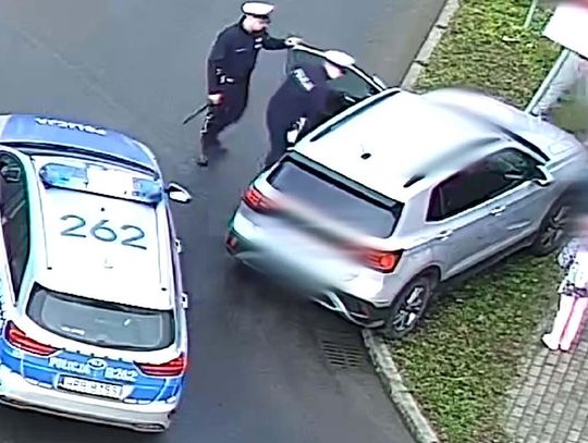 Policjanci wybili szybę, żeby jak najszybciej pomóc kobiecie uwięzionej w samochodzie