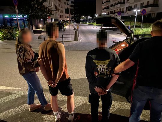 Policjanci wyczuli marihuanę z zaparkowanego auta. W środku znaleźli narkotyki
