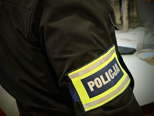 Policjanci wylegitymowali świadka wypadku w firmie i od razu założyli mu kajdanki. Mężczyzna był poszukiwany