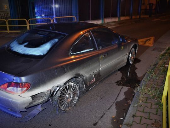 Policjanci z suszarką nie wierzyli własnym oczom. Kierowca jechał na trzech gołych felgach