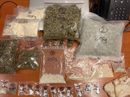 Policjanci zabezpieczyli ponad 2 kg narkotyków i 15 tysięcy złotych. 49-latek w areszcie