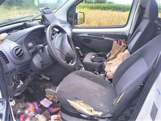 Policjanci zajrzeli do auta zatrzymanego po pościgu i zobaczyli to. Kierowca z dziewczyną dalej uciekali pieszo