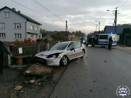 Policjanci zamknęli go w kleszczach. Uderzył w radiowóz, potem wpadł do rowu