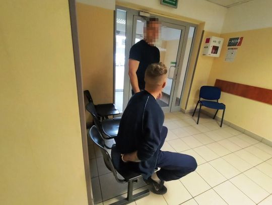 Policjanci zaskoczyli dilera na podwórku. Miał skrytki w starej przyczepie i skrzynce na listy Policjanci zaskoczyli dilera na podwórku. Miał skrytki w starej przyczepie i skrzynce na listy