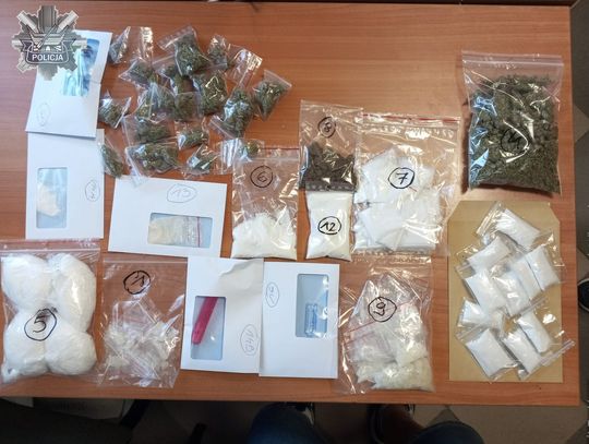 Policjanci zaskoczyli dilera. Przyszli z nakazem i psem, znaleźli u mężczyzny kilogram narkotyków