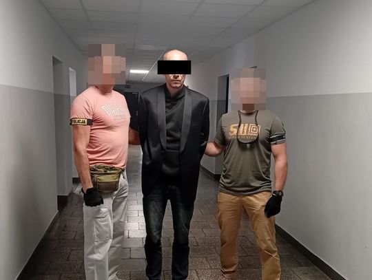 Policjanci zastawili sidła na oszusta. Został zatrzymany, gdy przyszedł po pieniądze do banku