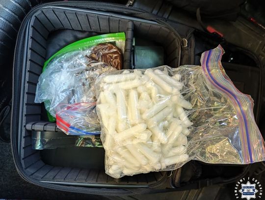 Policjanci zatrzymali 24-latka z narkotykami i poszli za ciosem. Drugi mężczyzna miał tyle towaru, że trafił do aresztu