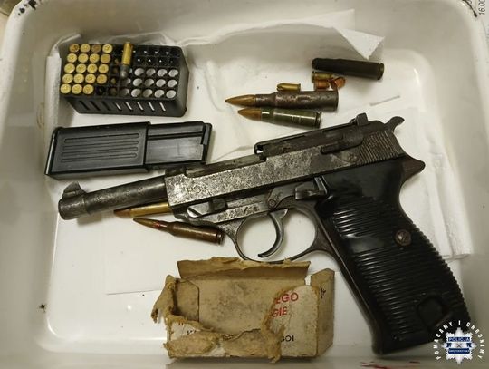 Policjanci zatrzymali 32-lataka nielegalną bronią, a potem 40-latka, który mu ją sprzedał
