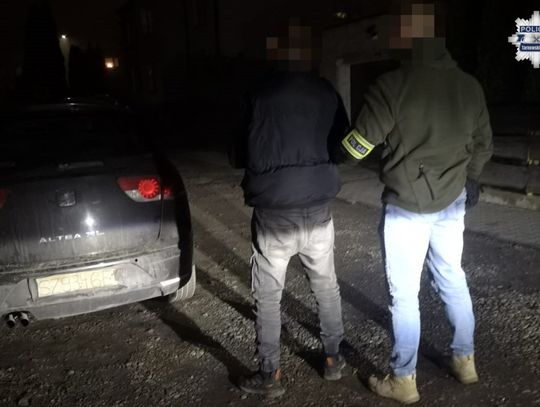 Policjanci zatrzymali auto z kartonową tablicą rejestracyjną. Numery były napisane mazakiem Policjanci zatrzymali auto z kartonową tablicą rejestracyjną. Numery były napisane mazakiem