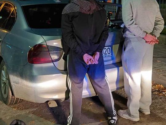 Policjanci zatrzymali bmw po informacji o ustawce. Chłopaki jechali ze "sprzętem"