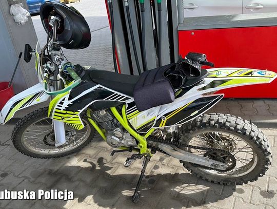 Policjanci zatrzymali crossa bez tablic. Kierujący jechał po narkotykach i był poszukiwany