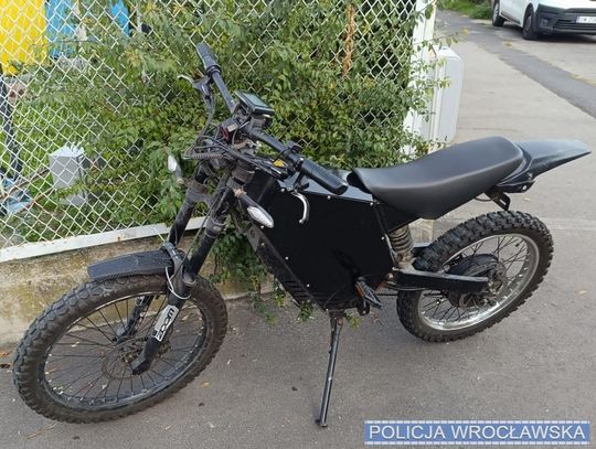 Policjanci zatrzymali go na chodniku. Pojazd mógł rozpędzić się do 80 km/h