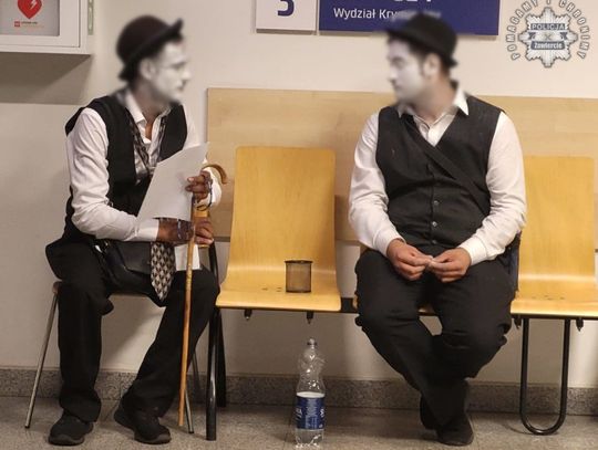 Policjanci zatrzymali... mima! Młody Rumun był poszukiwany przez sąd