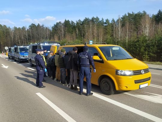 Policjanci zatrzymali nielegalnych imigrantów i kuriera. Przez Polskę chcieli dotrzeć do Czech