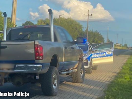 Policjanci zatrzymali pickupa do kontroli. Samochodem jechało 15 osób, w tym 9 na pace