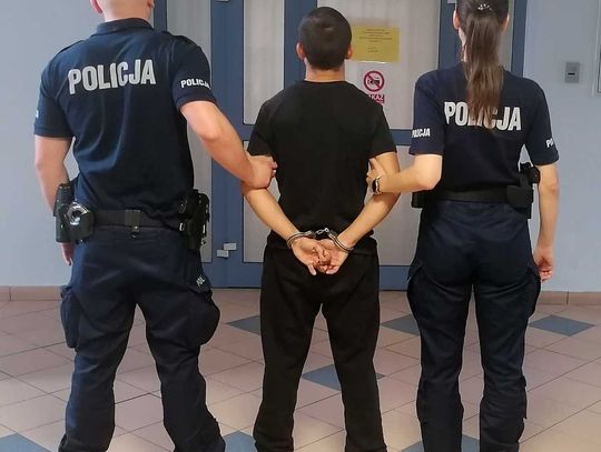 Policjanci zatrzymali poszukiwanego 18-latka. Pobił człowieka, czeka go pół roku za kratami