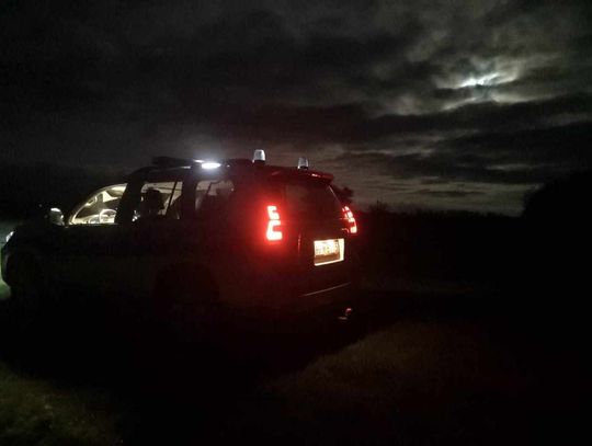 Policjanci zatrzymali poszukiwanego. Leżał na jezdni, a obok motocykl