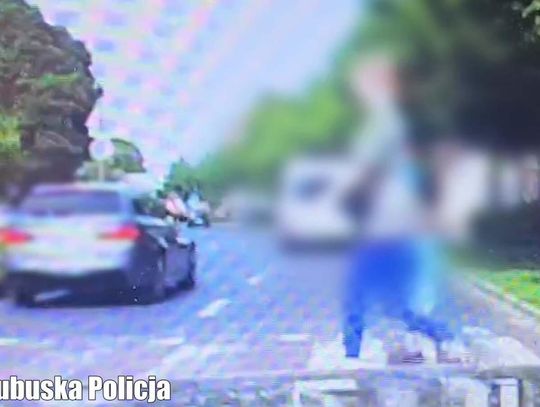 Policjanci zatrzymali się, żeby przepuścić kobietę z dzieckiem, obok przejechało BMW