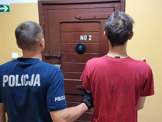 Policjanci zatrzymali sprawców napadu na lokal. Sterroryzowali pracownika maczetą i okradli go