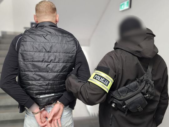 Policjanci zatrzymali taksówkę. 26-letni diler wyskoczył i rzucił się do ucieczki