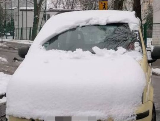 Policjanci zatrzymali zaśnieżone auto do kontroli. Za kierownicą laska z 5 promilami
