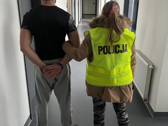Policjanci zauważyli go, gdy wychodził z wieżowca. Podejrzenia się potwierdziły. Mężczyzna miał w mieszkaniu narkotyki