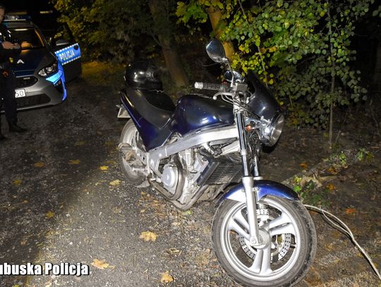Zauważył motocyklistę jadącego slalomem z otwartą nóżką. Zatrzymał go i wezwał policję