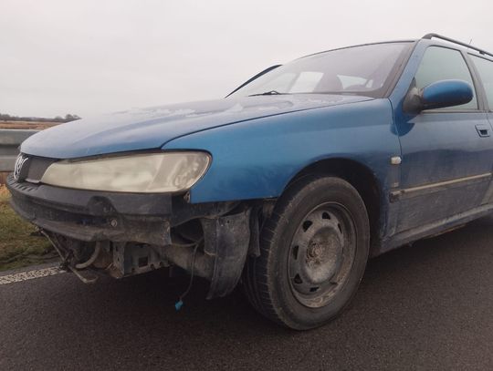 Policjanci zauważyli samochód bez zderzaka i tablicy. Kierowca miał ponad 2 promile i zakaz