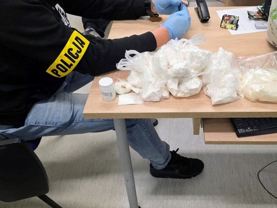 Policjanci zauważyli znanego dilera z dużym bagażem. W torbie niósł pakunki z białym proszkiem Policjanci zauważyli znanego dilera z dużym bagażem. W torbie niósł pakunki z białym proszkiem