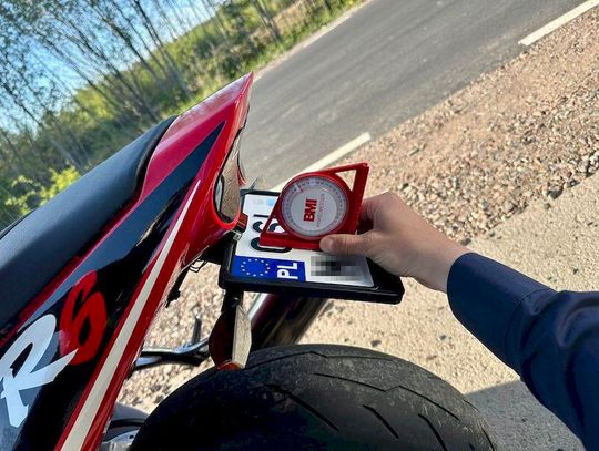 Policjanci zbadali tablice yamahy kątomierzem i zatrzymali dowód rejestracyjny motocykla