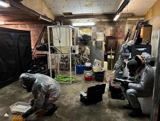 Policjanci zlikwidowali domowe laboratorium do produkcji klefedronu. Przejęto ponad 200 kg narkotyku [WIDEO]