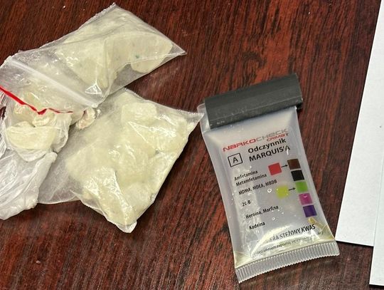 Policjanci znaleźli przy mężczyźnie woreczki z kryształami. Próbował wmówić im, że to cukierki Policjanci znaleźli przy mężczyźnie woreczki z kryształami. Próbował wmówić im, że to cukierki