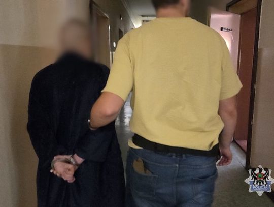 Policjanci znaleźli tajną kryjówkę poszukiwanego. Wykuł dziurę w ścianie i zasłonił ją szafą