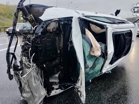 Policjanci zobaczyli wypadek i ruszyli z pomocą. Wyciągnęli zakrwawionego kierowcę przez szyberdach