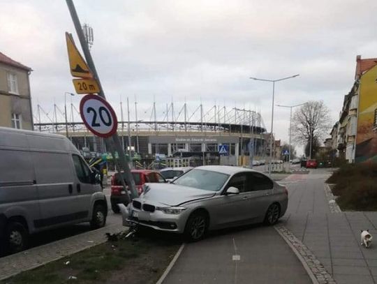 Policjant drogówki wjechał nieoznakowanym BMW w latarnię. Miał ponad dwa promile we krwi