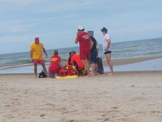 Policjant na urlopie zauważył mężczyznę topiącego się w morzu. Uratował mu życie