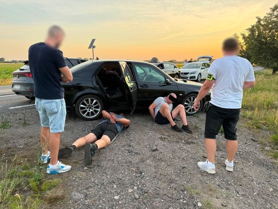 Policjant na wolnym zauważył kradzione auto. Wezwał wsparcie i ruszył w pościg za złodziejami
