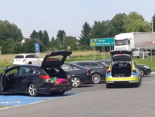 Policjant odebrał poród podczas służby. Dziecko przyszło na świat przy stacji paliw