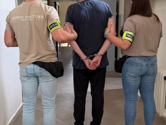 Policjant po służbie obserwował pijanego mężczyznę w sklepie. Kupił alko i odjechał autem