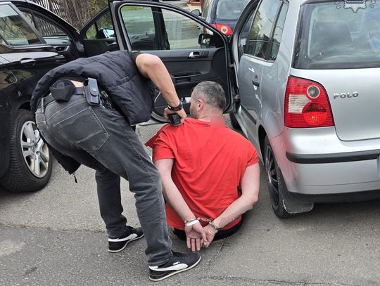 Policjant po służbie zobaczył gościa, który pił za kierownicą. Ścigał go prywatnym autem i zatrzymał