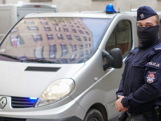 Policjant po służbie zobaczył, jak facet sypie amfetaminę. Zatrzymał go razem z kolegą