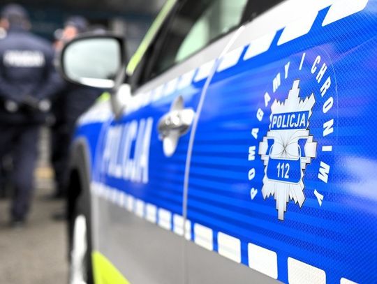 Policjant pobity na ulicy przed czterech mężczyzn. Przewrócili go na ziemię i dusili