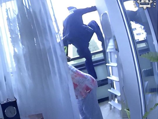 Policjant przeskoczył między balkonami, żeby ratować życie mężczyzny. Pomoc przyszła na czas Policjant przeskoczył między balkonami, żeby ratować życie mężczyzny. Pomoc przyszła na czas