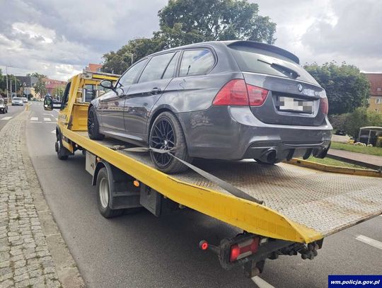 Policjant rozpoznał 20-latka za kierownicą BMW i od razu skojarzył, że nie ma prawka. Auto trafiło na lawetę